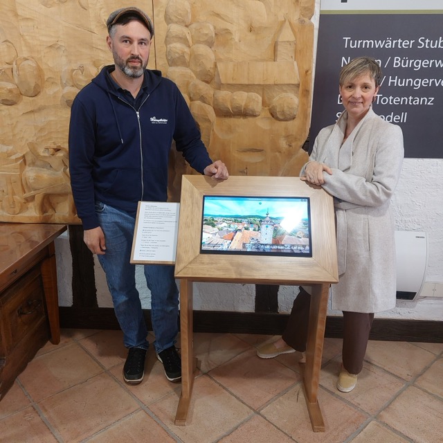 Evelyn Huber und Benjamin Kuderer am Touchscreen der Storchenturm-VR-Tour